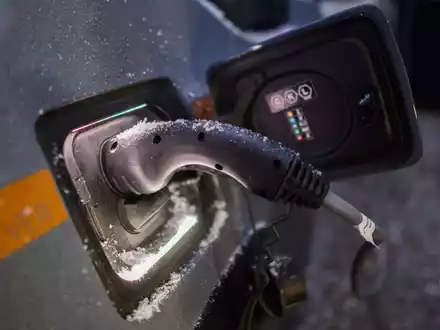 Die Preise fürs Laden eines E-Autos können je nach Anbieter stark variieren (Symbolbild) - Foto: Julian Stratenschulte/dpa/dpa-tmn