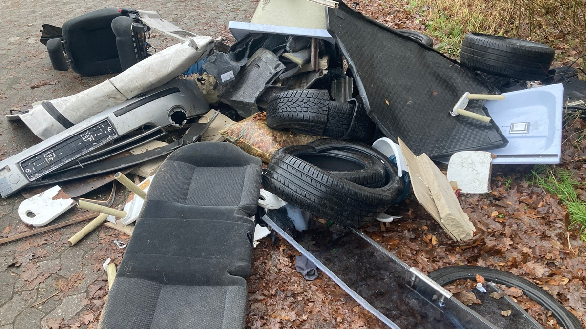 POL-CUX: Illegale Entsorgung von KFz-Teilen und weiterem Mobiliar zwischen Beverstedt und Wellen (Foto im Anhang) - Foto: presseportal.de