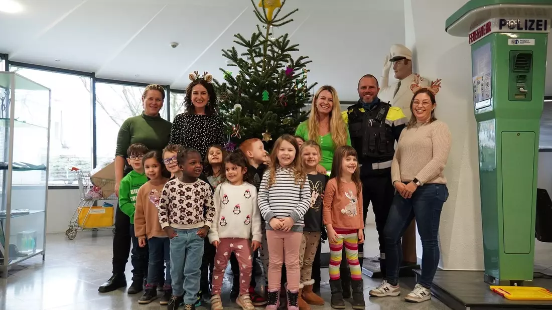 POL-KR: Jährliche Tradition im Polizeipräsidium: Kindergartenkinder schmücken den Weihnachtsbaum - Bild: presseportal.de