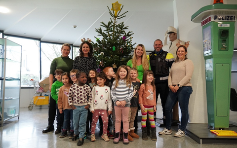 POL-KR: Jährliche Tradition im Polizeipräsidium: Kindergartenkinder schmücken den Weihnachtsbaum - Foto: presseportal.de POL-KR: Jährliche Tradition im Polizeipräsidium: Kindergartenkinder schmücken den Weihnachtsbaum - Foto: presseportal.de