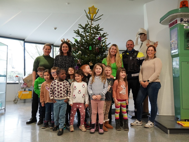 POL-KR: Jährliche Tradition im Polizeipräsidium: Kindergartenkinder schmücken den Weihnachtsbaum - Foto: presseportal.de