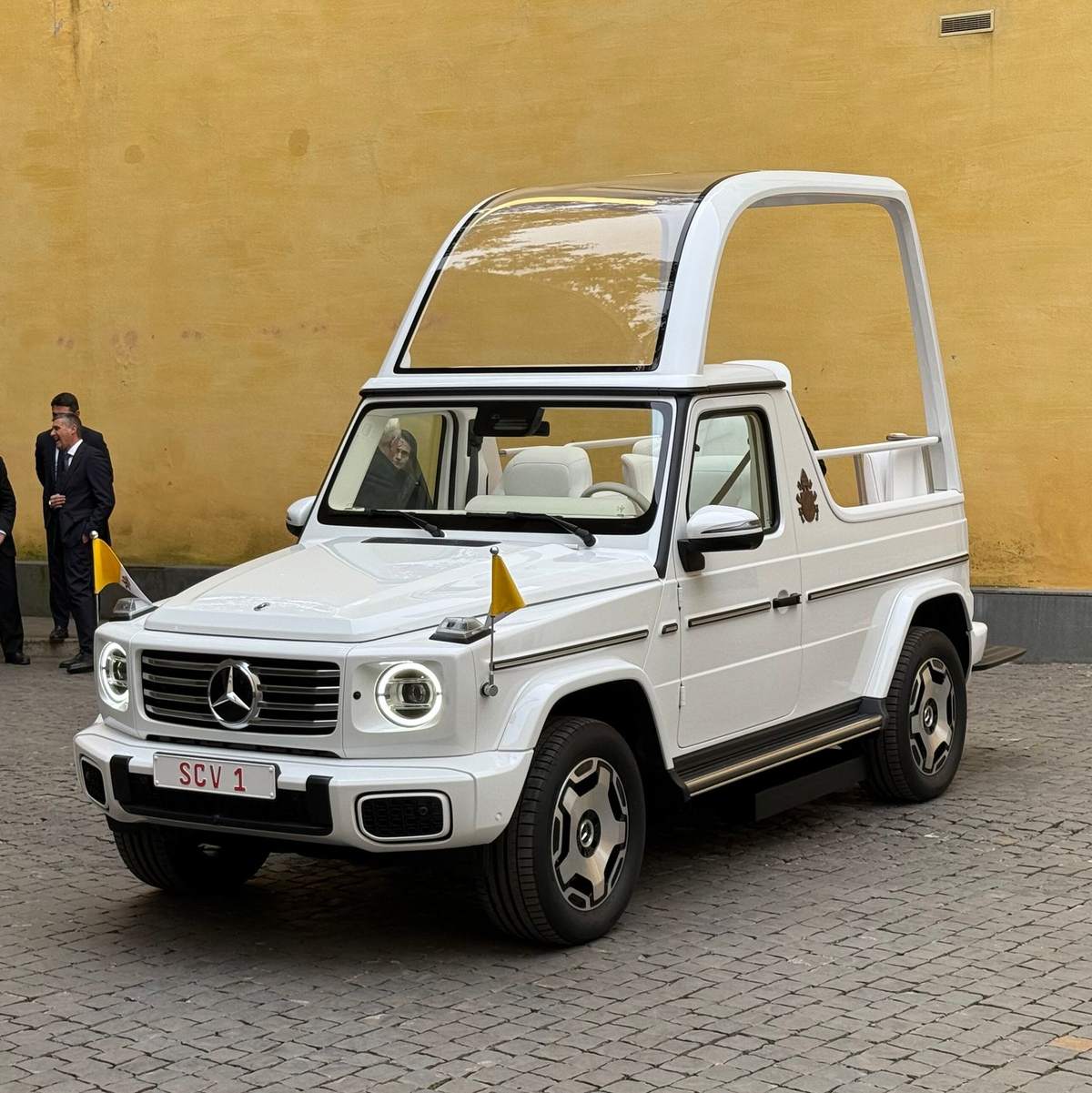 Das erste vollelektrische Papamobil steht in einem Hof des Vatikans. - Foto: Christoph Sator/dpa