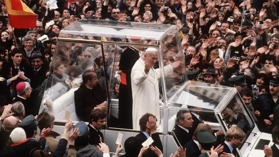 Bei einem Deutschland-Besuch 1980 fährt der damalige Papst Johannes Paul II. in seinem gläsernen Papamobil durch Mainz. (Archivbild) - Bild: picture-alliance / dpa