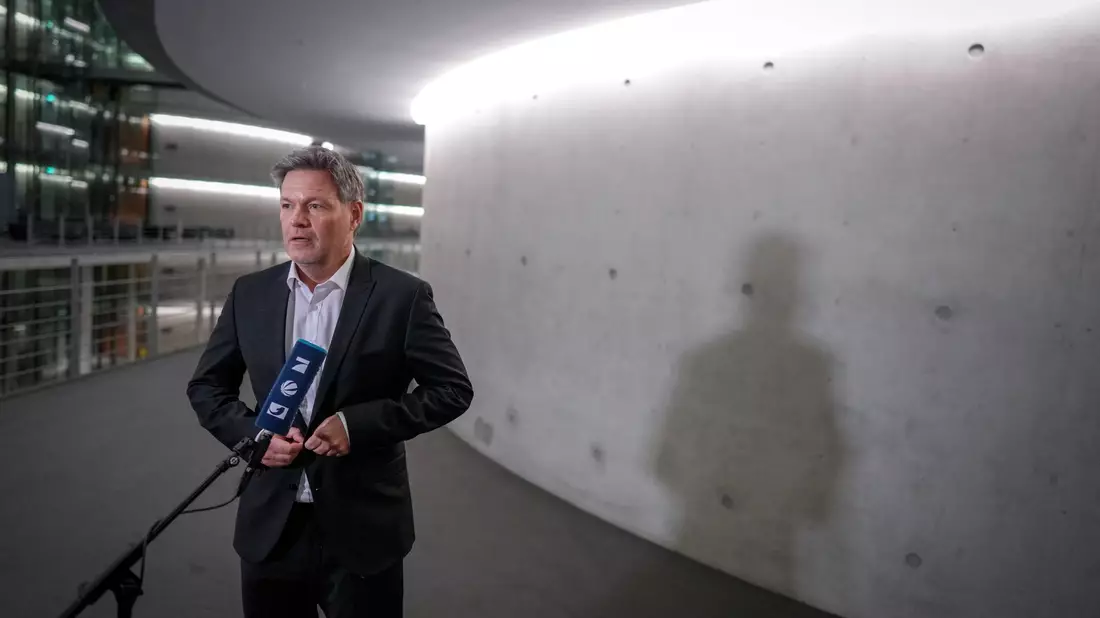 Wirtschaftsminister Habeck wehrt sich gegen Vorwürfe in der Northvolt-Krise (Archivbild).  - Bild: Kay Nietfeld/dpa