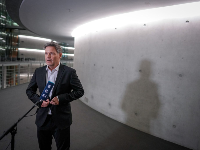 Minister Habeck vor der Sitzung des Haushaltsausschusses. - Foto: Kay Nietfeld/dpa