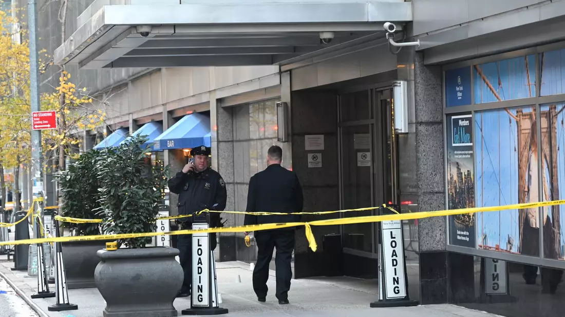 Der Versicherungschef wurde vor einem Hotel- und Wohngebäude nahe dem Times Square erschossen. - Bild: Kyle Mazza/TheNEWS2 via ZUMA Press Wire/dpa