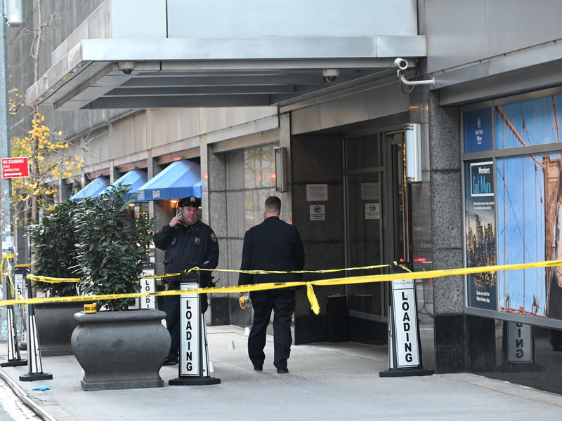 Der Versicherungschef wurde vor einem Hotel- und Wohngebäude nahe dem Times Square erschossen. - Foto: Kyle Mazza/TheNEWS2 via ZUMA Press Wire/dpa