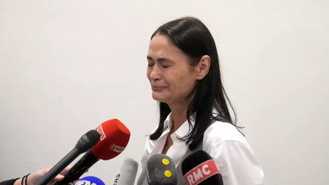 Die Klägerin nach dem Urteilsspruch im Mai. (Archivbild) - Bild: Thibault Camus/AP/dpa