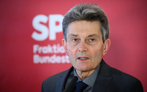 Begrüßt verstärkte Debatte über diplomatische Lösung des Ukraine-Kriegs: Rolf Mützenich.  - Foto: Bernd von Jutrczenka/dpa