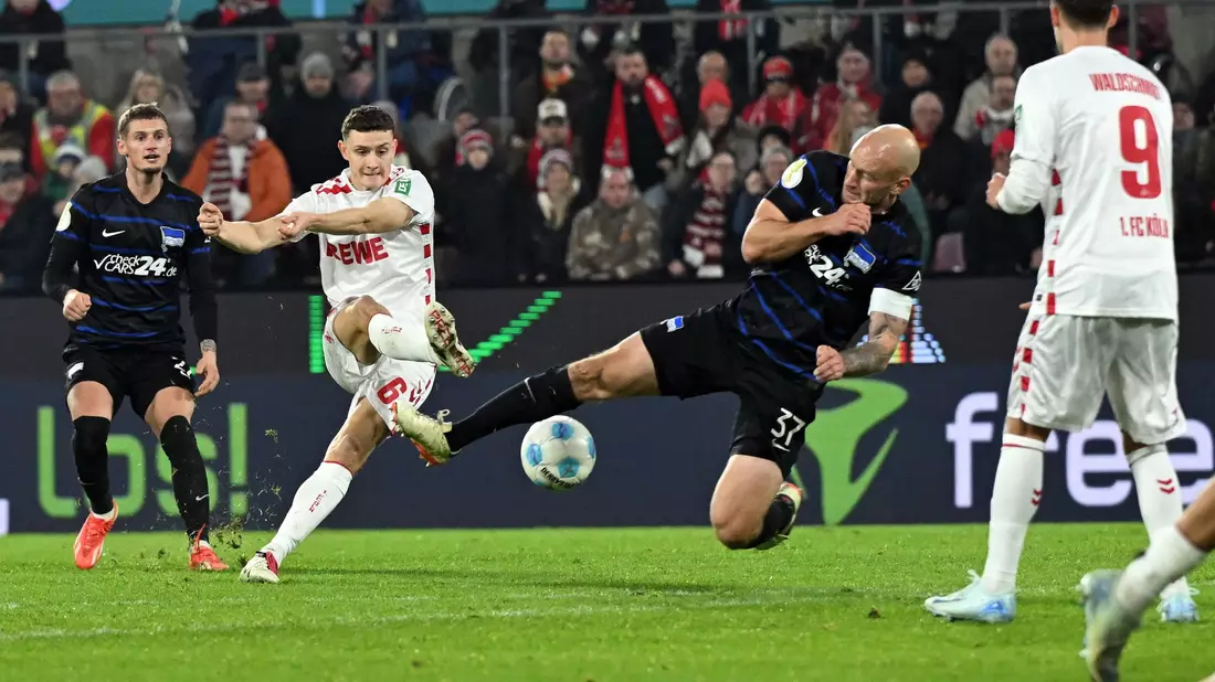 Beim Pokalspiel zwischen dem 1. FC Köln und Hertha BSC ging es hin und her. - Bild: Federico Gambarini/dpa