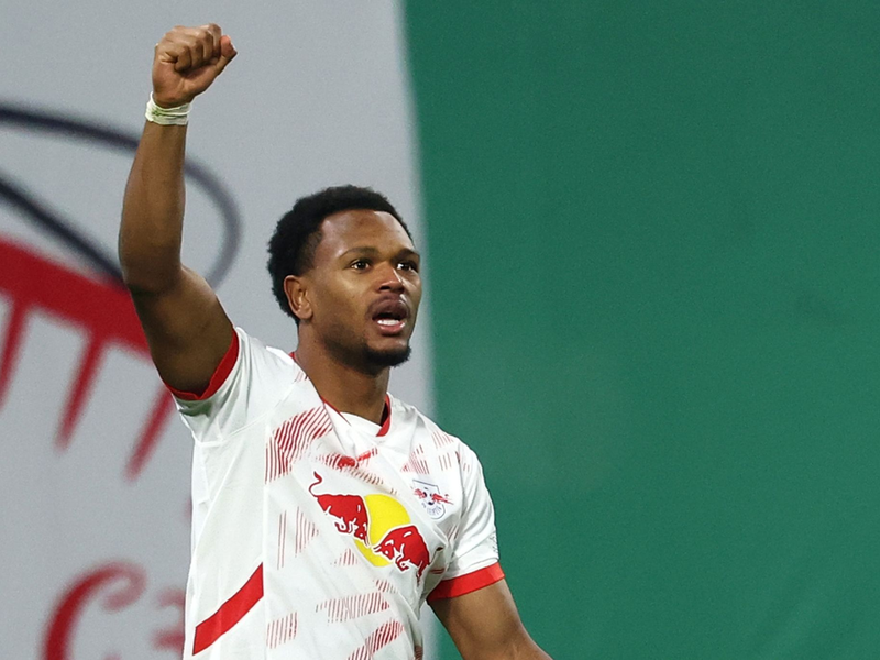 Leipzigs Spieler Benjamin Sesko (l) scheitert an Frankfurts Torwart Kevin Trapp. - Foto: Jan Woitas/dpa