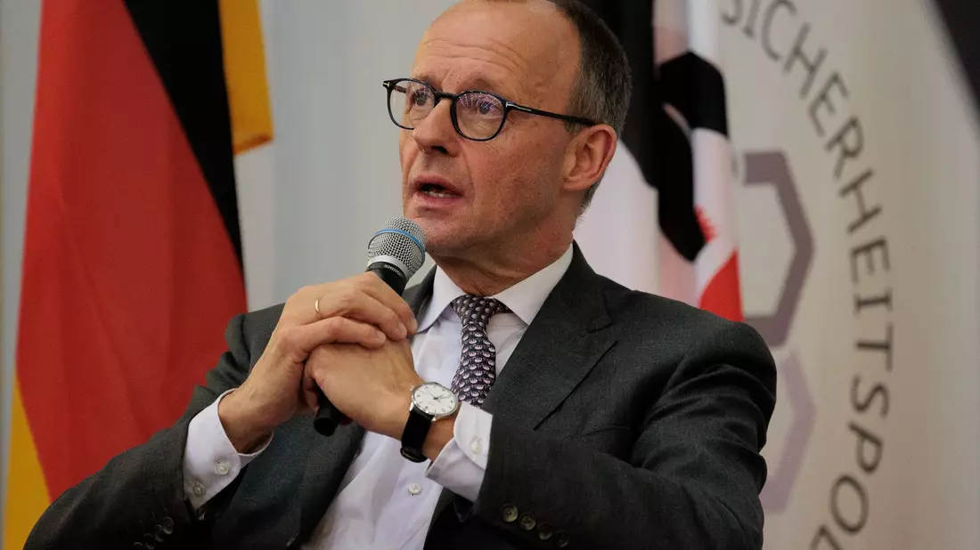 Friedrich Merz empört sich über Annalena Baerbock.  - Bild: Carsten Koall/dpa