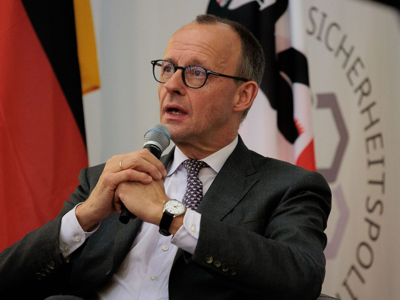 Friedrich Merz empört sich über Annalena Baerbock.  - Foto: Carsten Koall/dpa