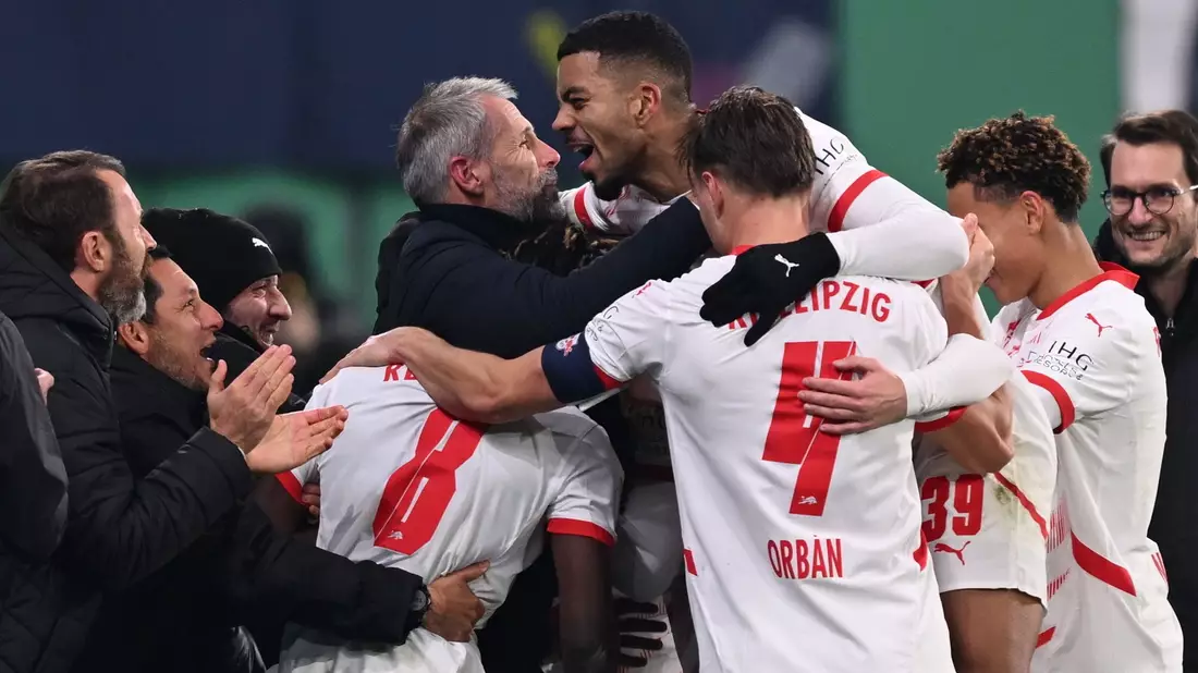 Die Profis von RB Leipzig jubelten demonstrativ mit Trainer Marco Rose - Bild: Hendrik Schmidt/dpa