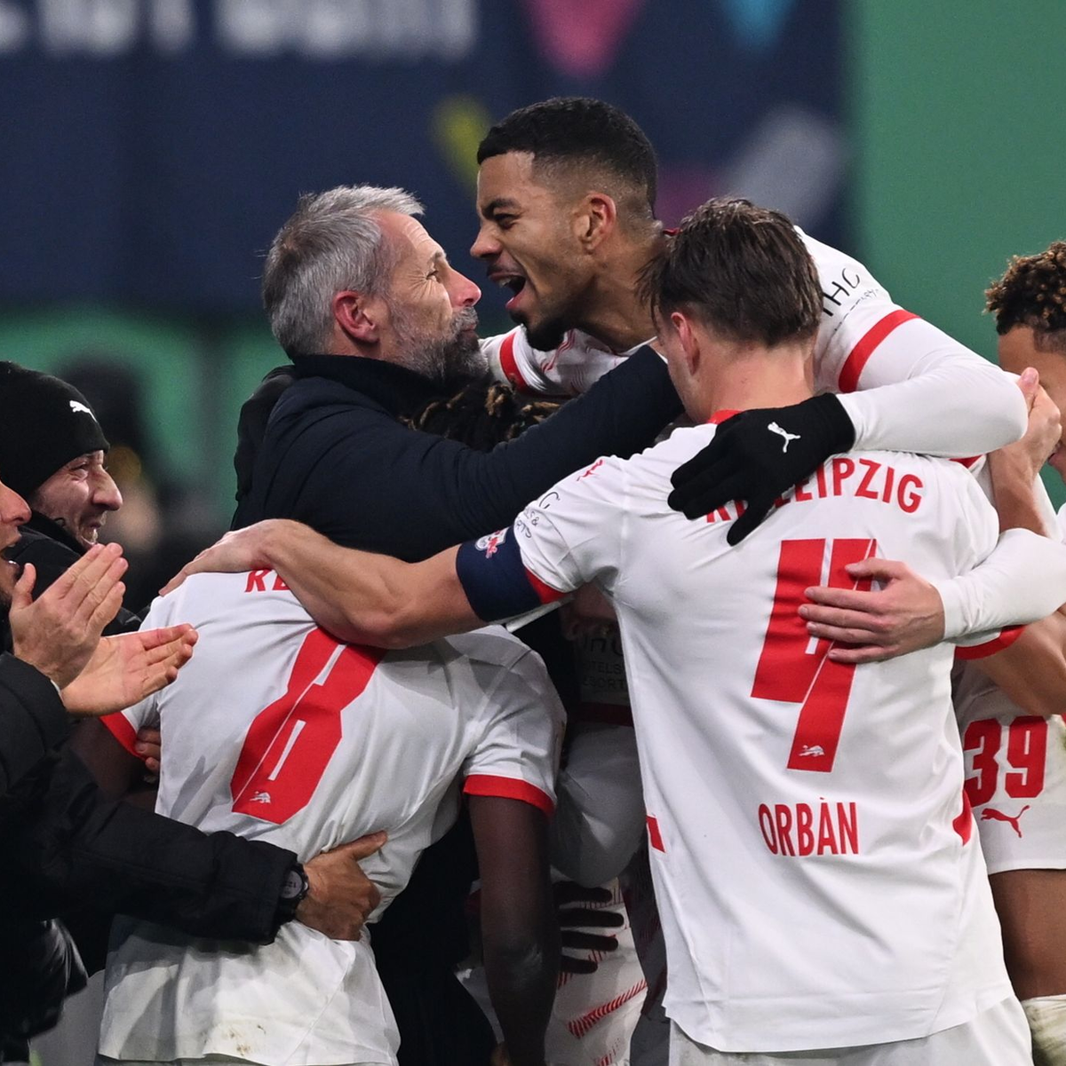 Die Profis von RB Leipzig feiern das 3:0 gegen Frankfurt mit ihrem zuletzt kritisierten Trainer Marco Rose. - Foto: Hendrik Schmidt/dpa