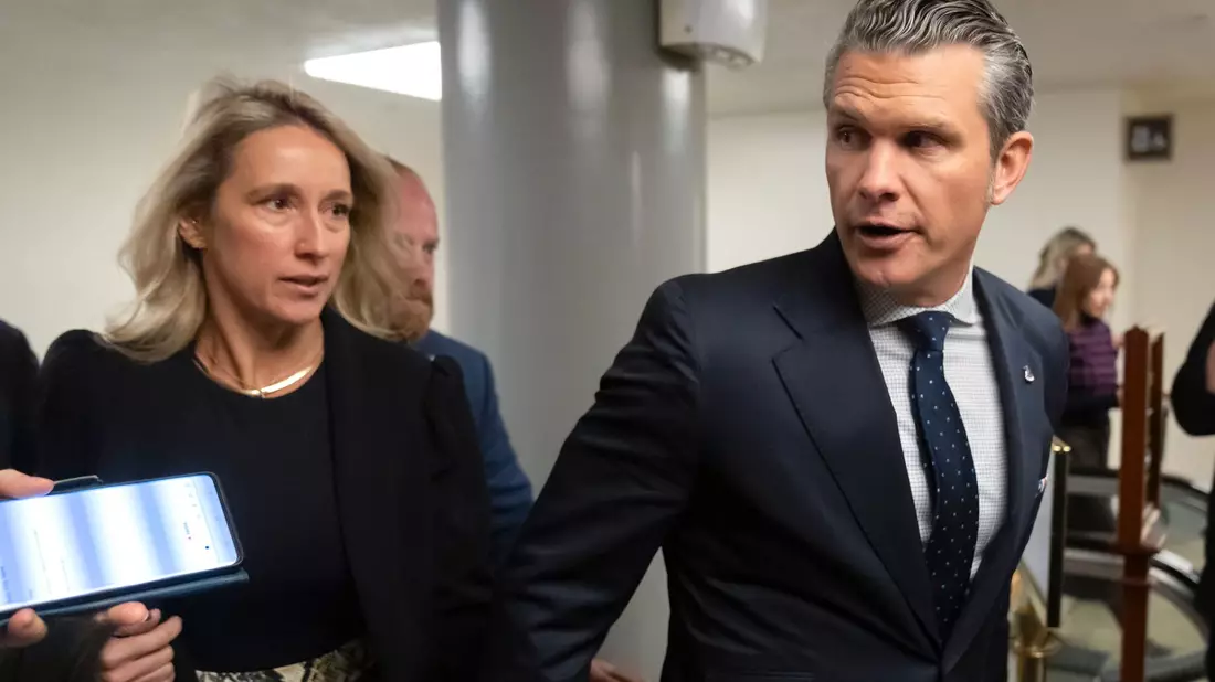 Bei Hegseth' Werbetour im Senat ist seine Ehefrau Jennifer Rauchet auch dabei.  - Bild: Mark Schiefelbein/AP/dpa