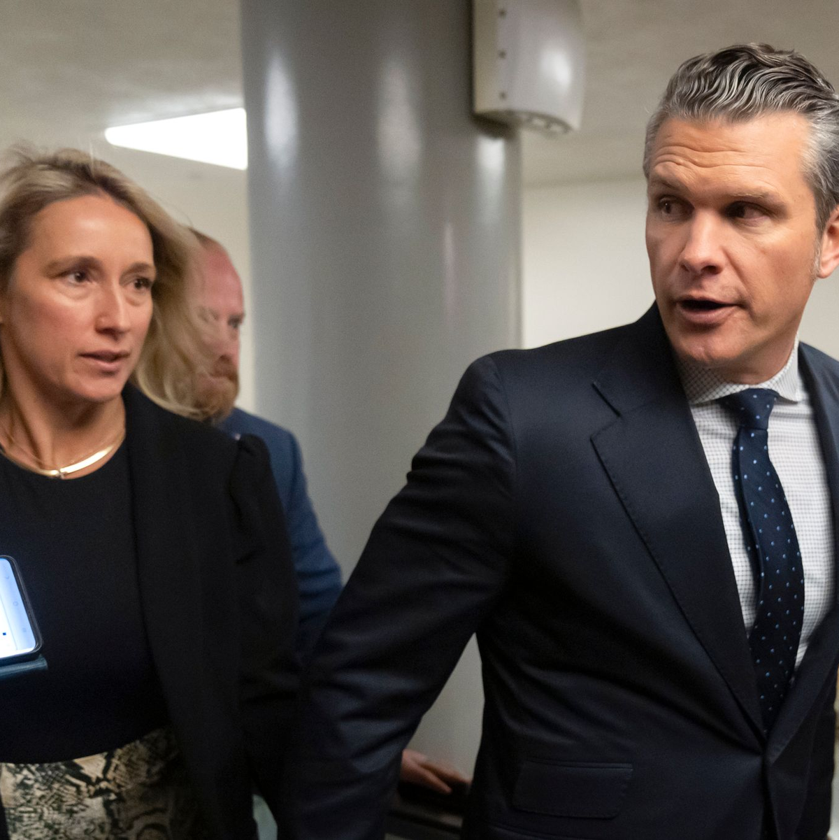 Bei Hegseth' Werbetour im Senat ist seine Ehefrau Jennifer Rauchet auch dabei.  - Foto: Mark Schiefelbein/AP/dpa