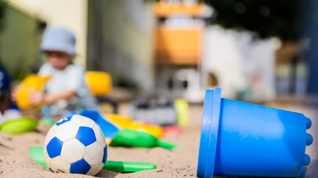 Ein Fußball und die Farbe Blau: klassisches Spielzeug für Jungen - oder? (Symbolbild) - Bild: Christoph Soeder/dpa