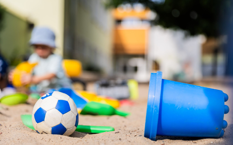 Ein Kind spielt in einem Sandkasten - wo haben dessen Eltern wohl Eimerchen, Schaufeln und den kleinen Ball gekauft, im Internet oder im Geschäft? - Foto: Christoph Soeder/dpa