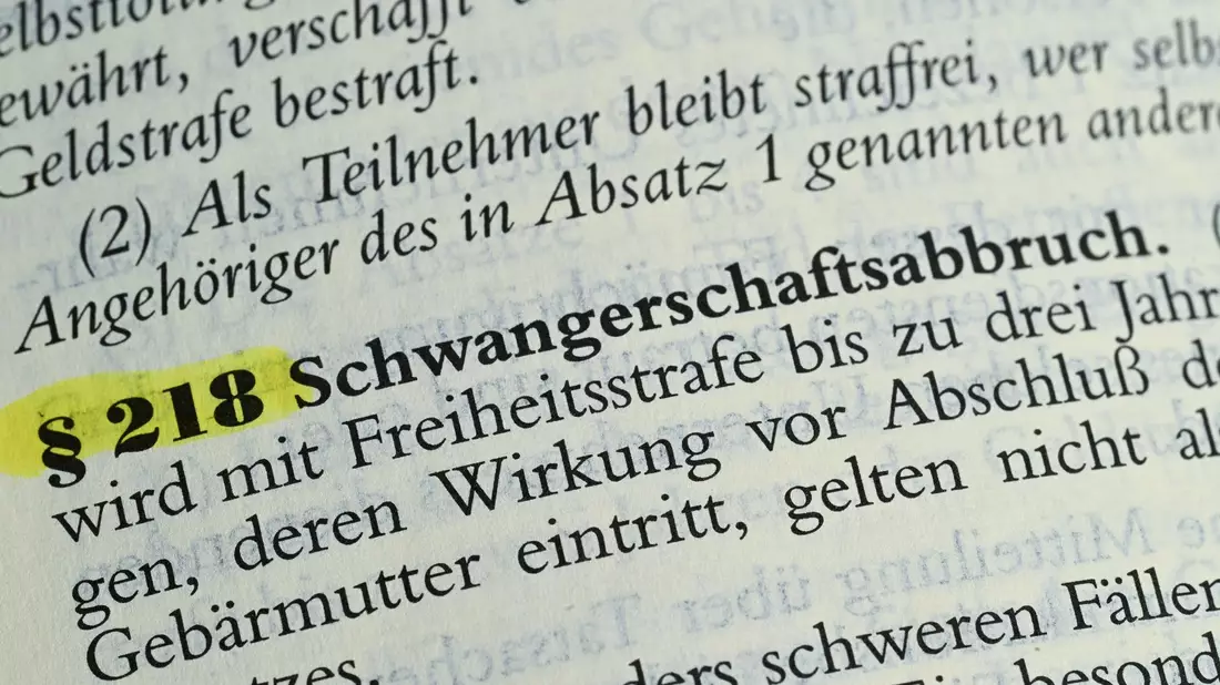 Bisher steht Schwangerschaftsabbruch im Strafgesetzbuch. - Bild: Bernd Weißbrod/dpa