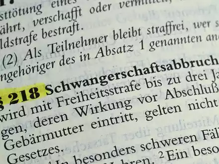 Schwangerschaftsabbrüche in den ersten zwölf Wochen sollten nach dem Willen der Ärzte außerhalb des Strafgesetzbuchs geregelt werden, die Beratungspflicht für ungewollt Schwangere soll aber bleiben. - Foto: Bernd Weißbrod/dpa