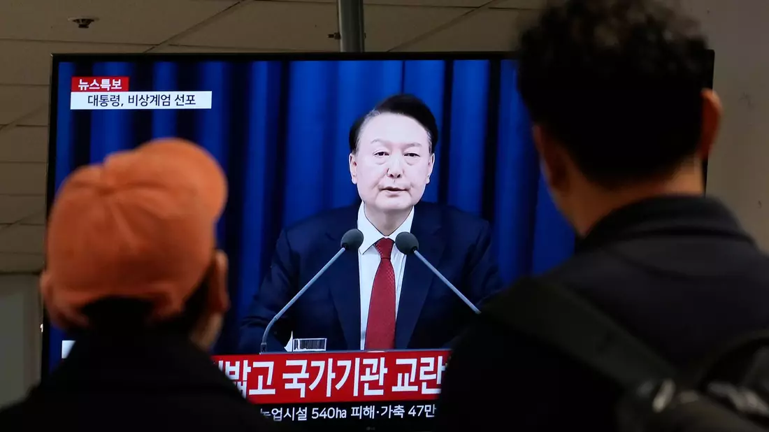 Südkoreas Präsident Yoon rief das Kriegsrecht aus - und nahm den Beschluss kurz darauf wieder zurück. - Bild: Ahn Young-joon/AP/dpa