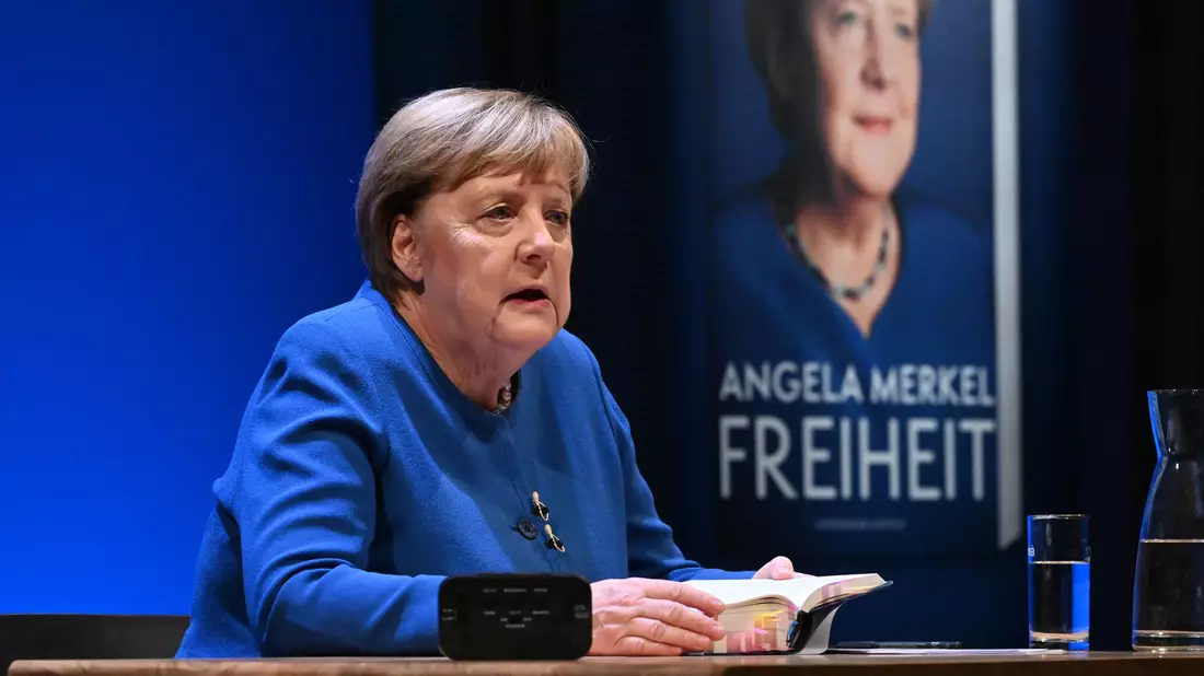 Merkel hat das Buch mit ihrer ehemaligen Büroleiterin Beate Baumann verfasst. (Archivbild) - Bild: Stefan Sauer/dpa