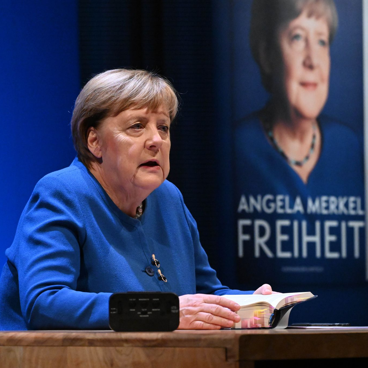 Merkel hat das Buch mit ihrer ehemaligen Büroleiterin Beate Baumann verfasst. (Archivbild) - Foto: Stefan Sauer/dpa