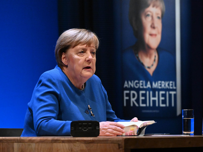 Merkel hat das Buch mit ihrer ehemaligen Büroleiterin Beate Baumann verfasst. (Archivbild) - Foto: Stefan Sauer/dpa