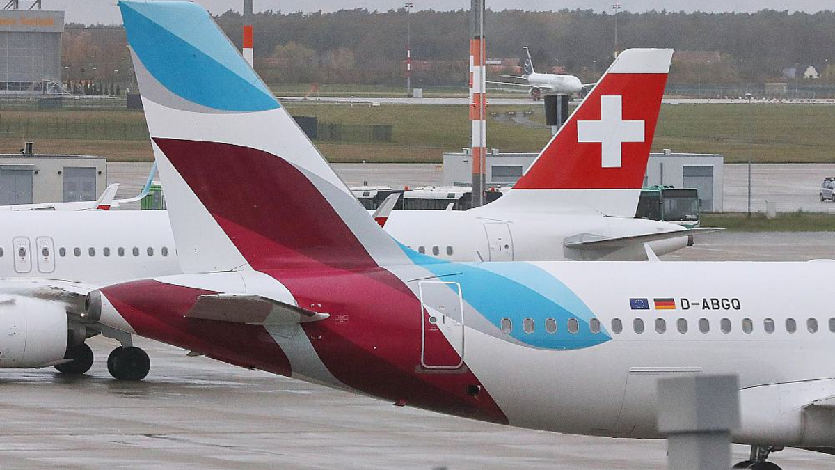 Flugzeuge von Eurowings und Swissair (Archiv) - Foto: über dts Nachrichtenagentur