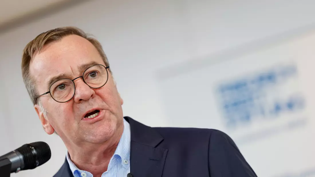 Mit Blick auf die Lage im Ostseeraum zieh der Verteidigungsminister einen Vergleich zum Kalten Krieg. (Archivbild) - Bild: Thomas Banneyer/dpa