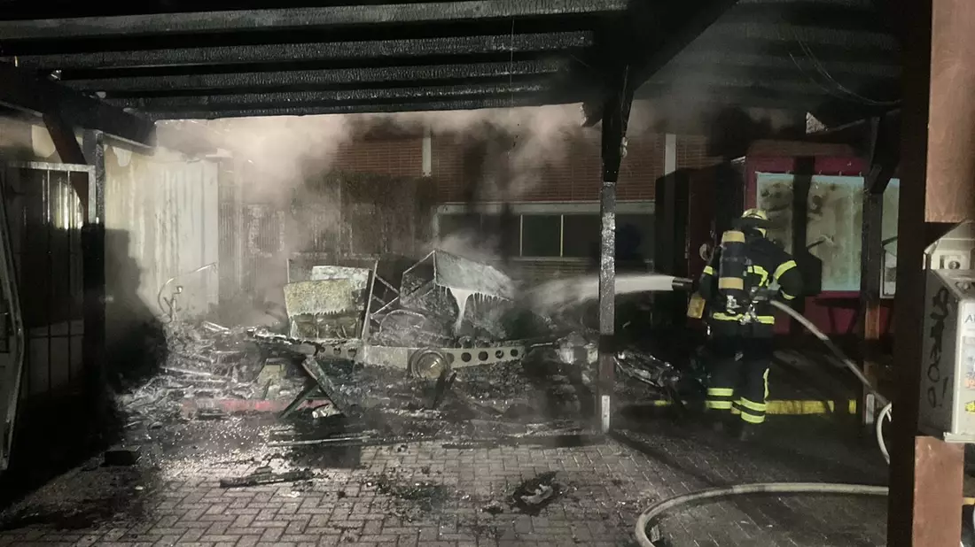 FW-DO: Anhängerbrand am Vereinsheim in Dortmund-Körne - Bild: presseportal.de