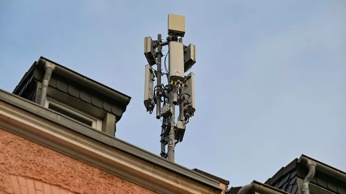 Ein Mobilfunkmast mit 4G/LTE-Antennen (länglich) und 5G-Antennen (quadratisch) steht auf einem Dach eines Wohnhauses. - Bild: Wolf von Dewitz/dpa