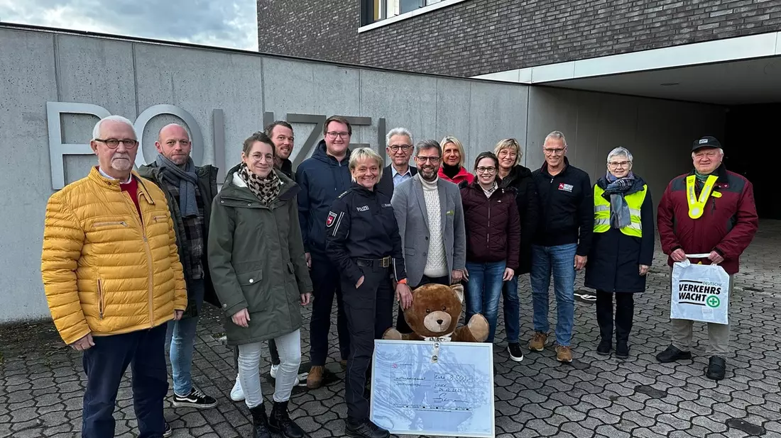 POL-EL: Emsland/Grafschaft Bentheim - Spendenübergabe aus dem Erlös des Benefizkonzerts mit dem Niedersächsischen Polizeiorchester und Susan Albers sowie dem Schulorchester der Friedensschule - Bild: presseportal.de
