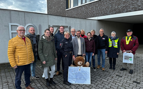POL-EL: Emsland/Grafschaft Bentheim - Spendenübergabe aus dem Erlös des Benefizkonzerts mit dem Niedersächsischen Polizeiorchester und Susan Albers sowie dem Schulorchester der Friedensschule - Foto: presseportal.de