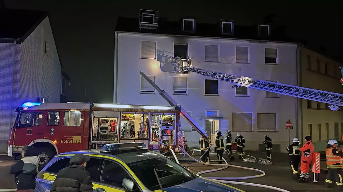 FW LK Neunkirchen: Nächtlicher Brand zerstört Wohnung in Hospitalstraße - Bild: presseportal.de