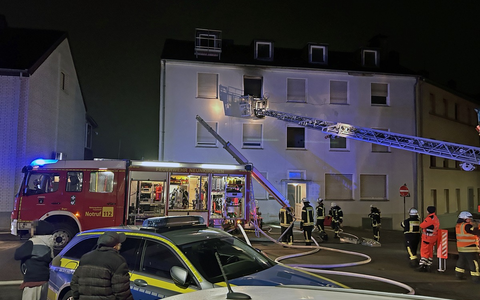 FW LK Neunkirchen: Nächtlicher Brand zerstört Wohnung in Hospitalstraße - Foto: presseportal.de