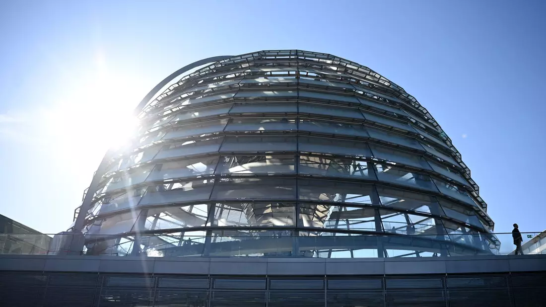 Bundestag mit der gläsernen Kuppel als Wahrzeichen. (Archivbild) - Bild: Rabea Gruber/dpa