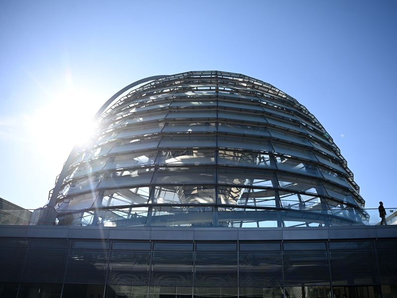 Bundestag mit der gläsernen Kuppel als Wahrzeichen. (Archivbild) - Foto: Rabea Gruber/dpa