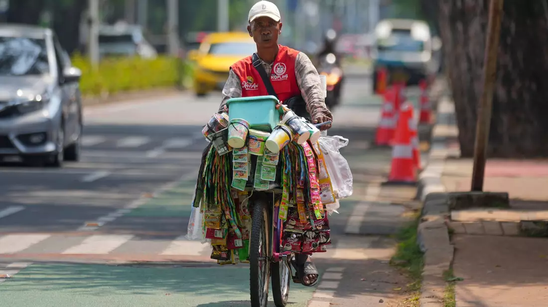 In Jakarta gibt es immer und überall Kaffee - das «Starling»-Konzept boomt. - Bild: Tatan Syuflana/AP