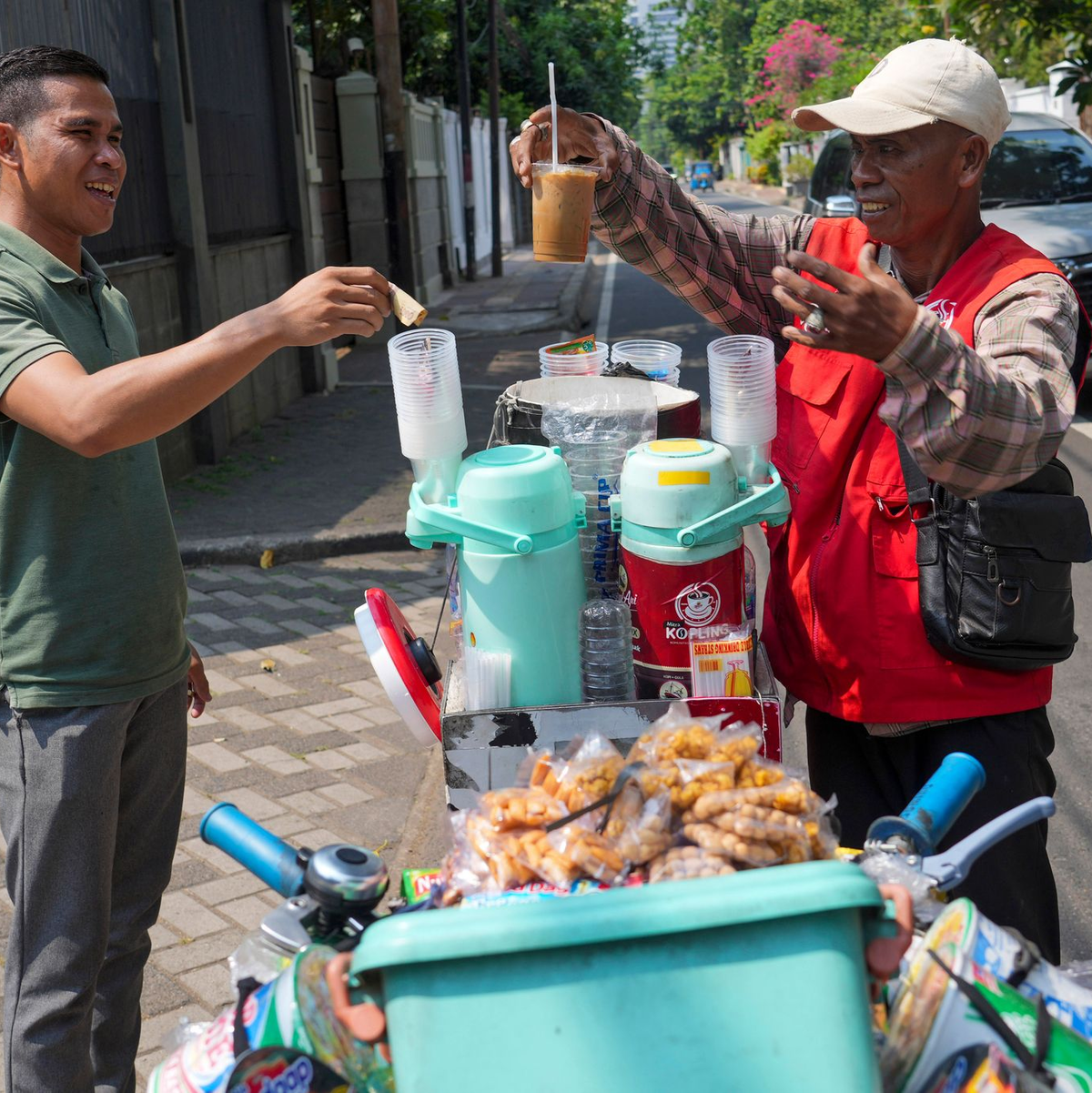 Die mobilen Stände locken viele Kunden. - Foto: Tatan Syuflana/AP