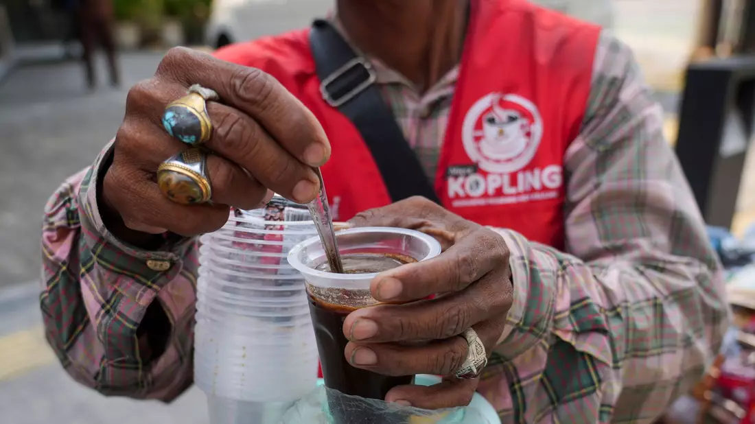 Heißer und kalter Instant-Kaffee steht auf dem Menü. - Bild: Tatan Syuflana/AP
