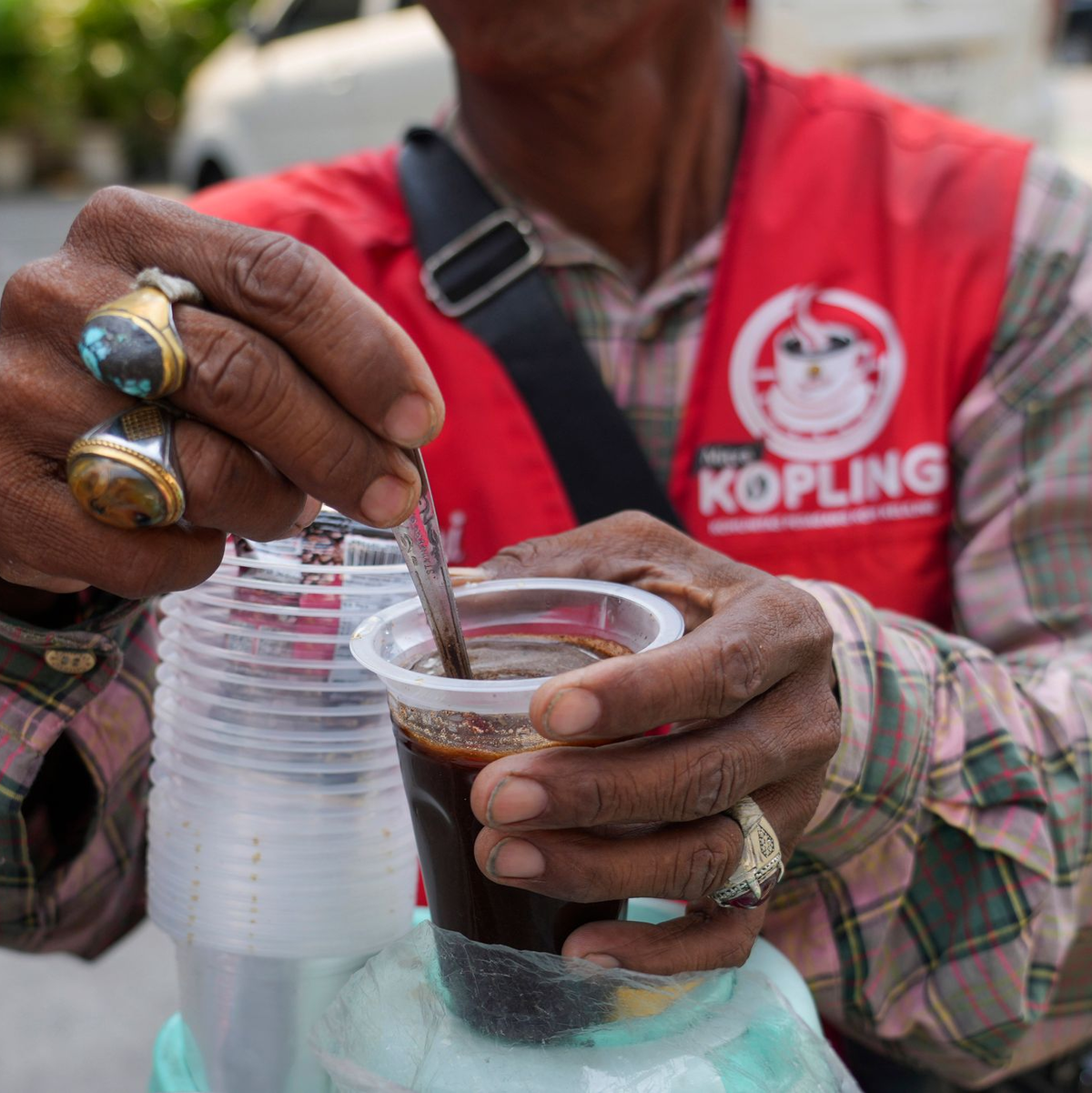 Heißer und kalter Instant-Kaffee steht auf dem Menü. - Foto: Tatan Syuflana/AP