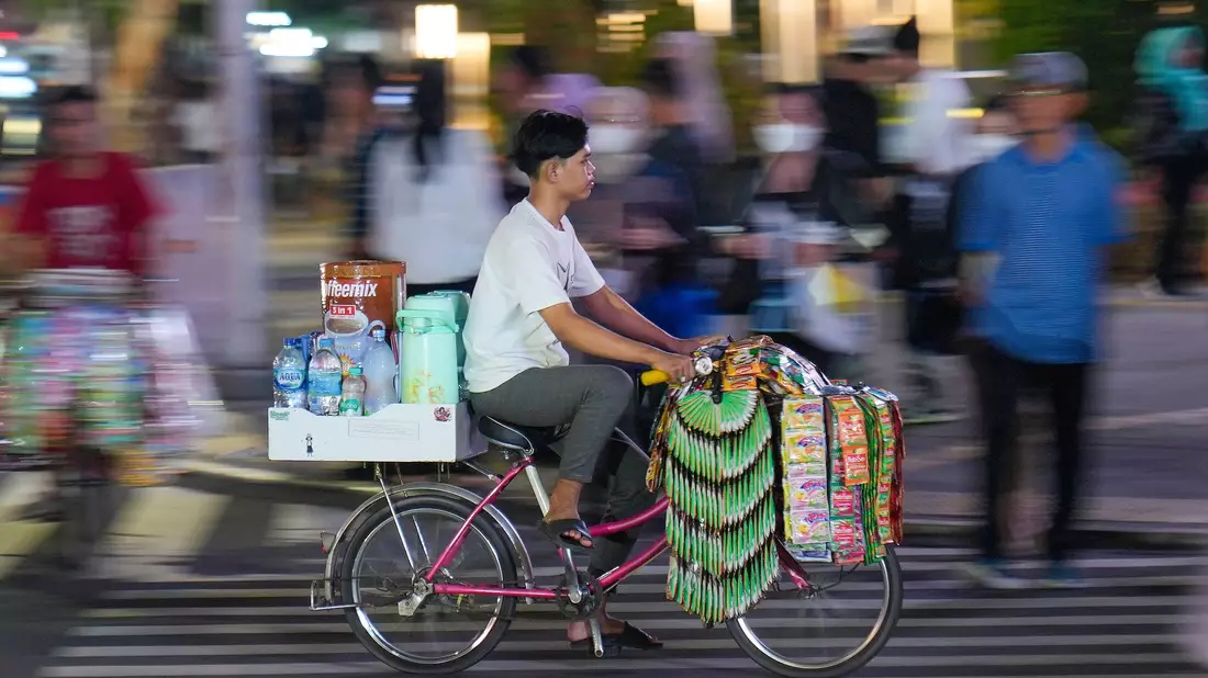 «Starling»-Fahrer gehören zum Stadtbild von Jakarta dazu.  - Bild: Tatan Syuflana/AP