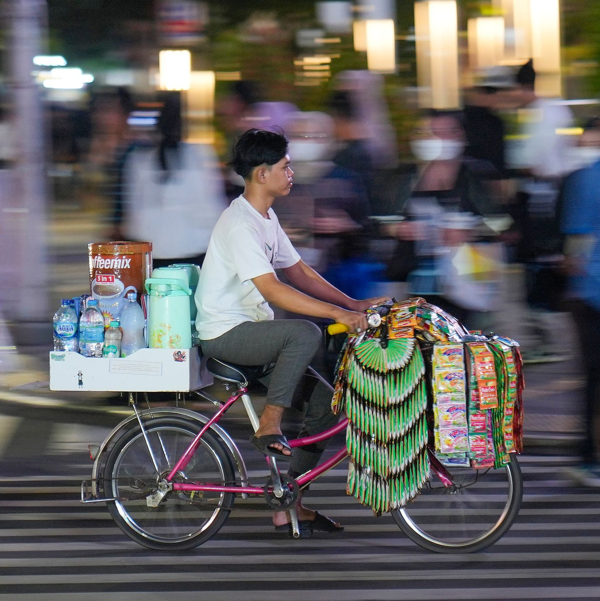 «Starling»-Fahrer gehören zum Stadtbild von Jakarta dazu.  - Foto: Tatan Syuflana/AP