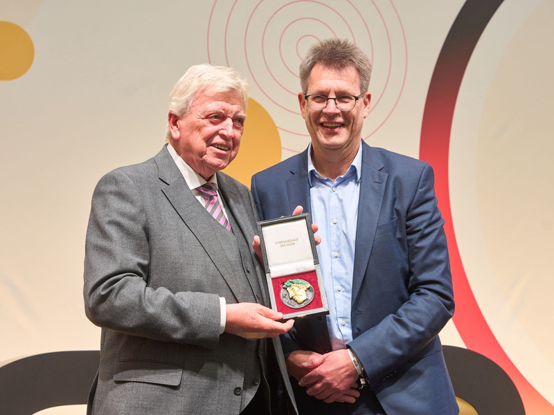 Volker Bouffier (l) rückt auf Wunsch des DOSB-Präsidiums um Thomas Weikert in den Vorstand der Dachorganisation des deutschen Sports. - Foto: Thomas Frey/dpa