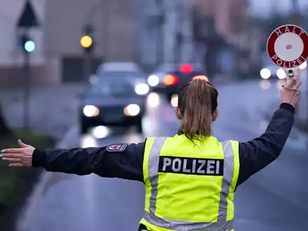 An Durchschnittstagen gibt es nur 95 Unfälle unter Alkoholeinfluss. (Symbolbild) - Foto: Soeren Stache/dpa