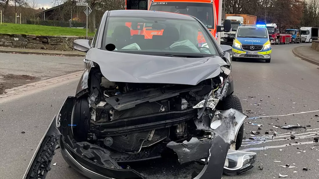 POL-MI: Autos stoßen auf Nettelstedter Straße zusammen - Bild: presseportal.de