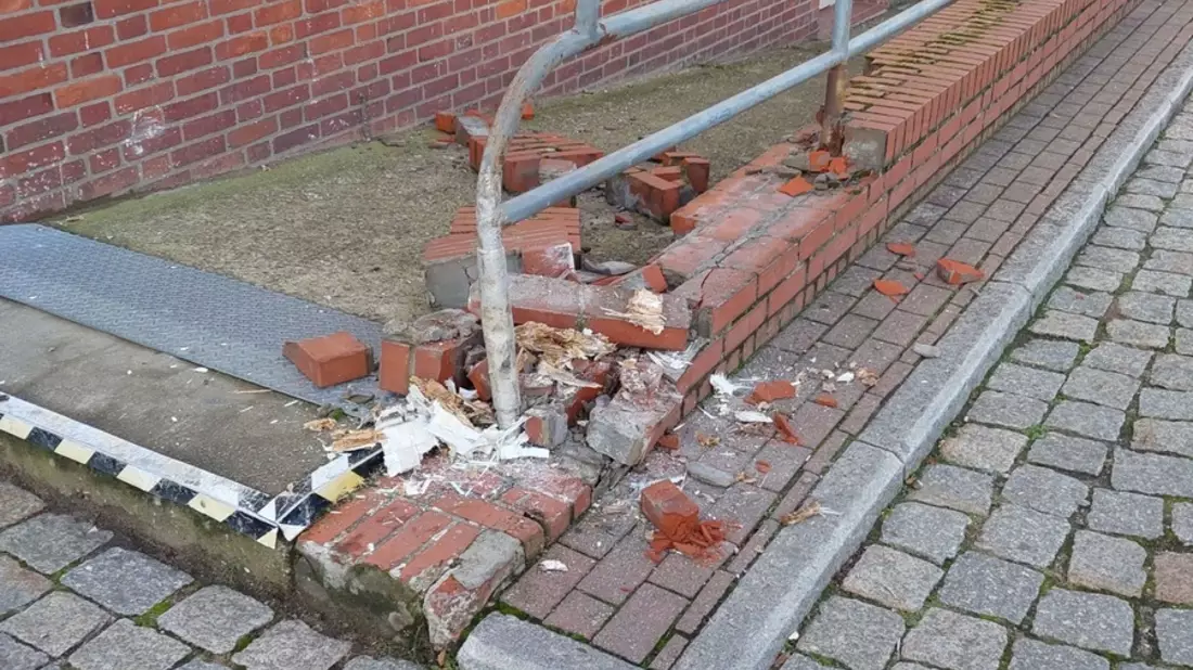 POL-HL: Lübeck - St. Gertrud / Zeugenaufruf: Mauer von Dienstgebäude bei Verkehrsunfall beschädigt - Bild: presseportal.de