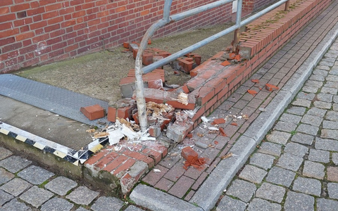 POL-HL: Lübeck - St. Gertrud / Zeugenaufruf: Mauer von Dienstgebäude bei Verkehrsunfall beschädigt - Foto: presseportal.de